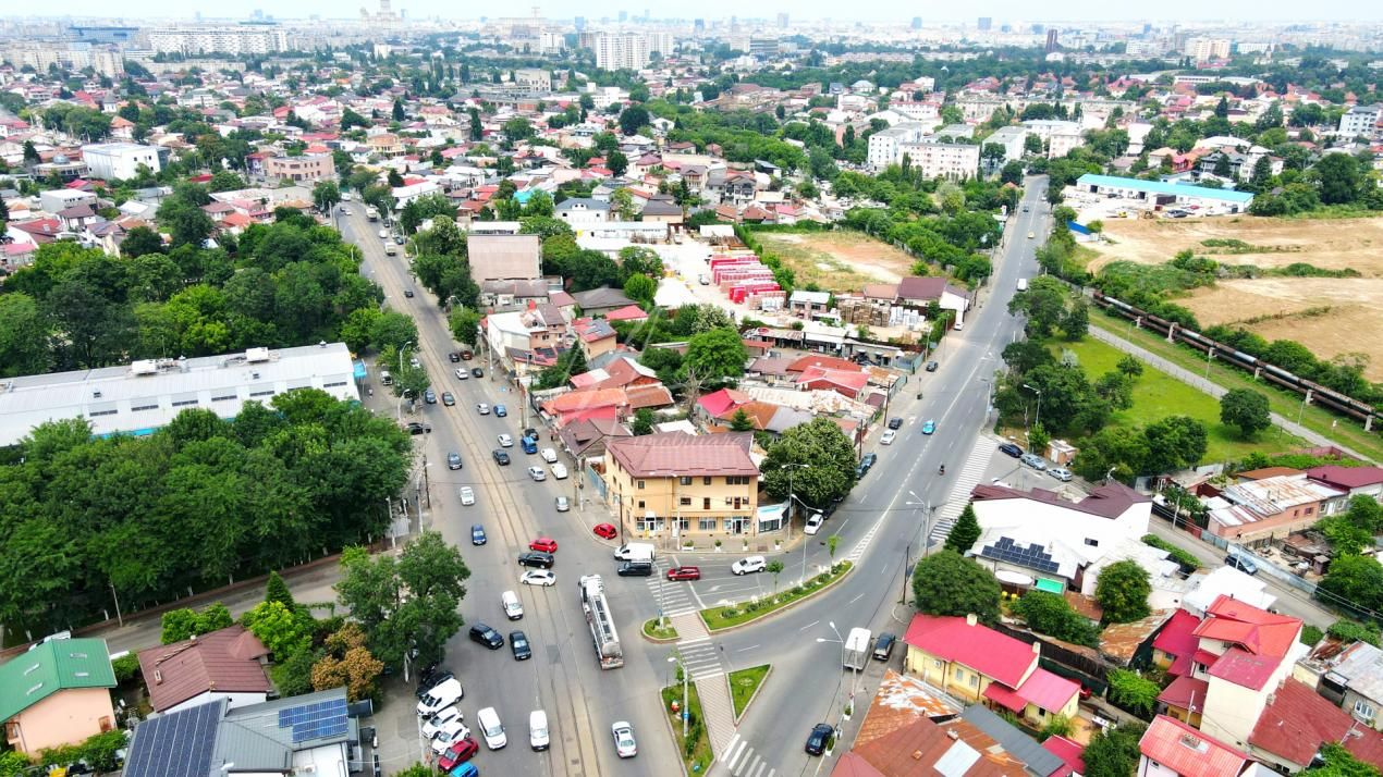 Pieptanari 100. Casele din umbra teilor. Rezidential sau comercial? – fotografia 1 din 60