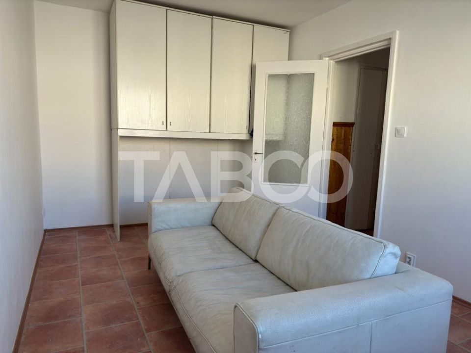 Apartament semidecomandat 2 camere etaj 3 zona Garii Fagaras – fotografia 2 din 4