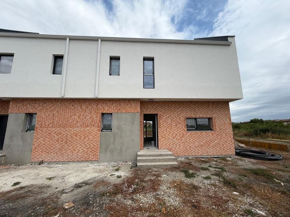 Triplex in Sacalaz | Finisaje premium | 3 camere | Asfalt | 2 terase – fotografia 2 din 13