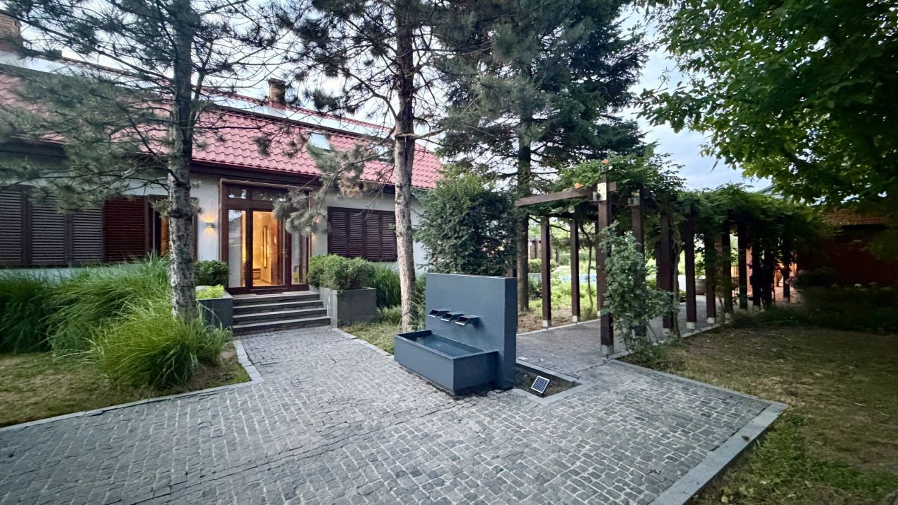 Proprietate exclusivistă cu 7.000 mp teren, piscină și multiple spații adiacente – fotografia 2 din 34
