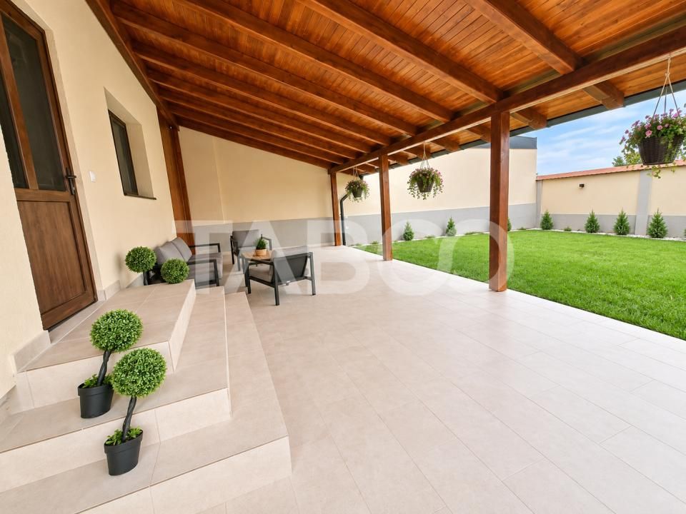 Casa individuala la prima inchiriere 4 camere terasa curte Sura Mica – fotografia 3 din 25