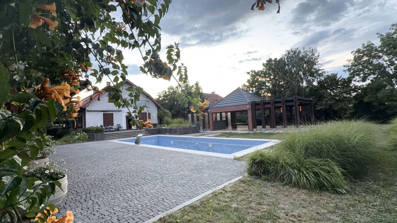 Proprietate exclusivistă cu 7.000 mp teren, piscină și multiple spații adiacente – fotografia 4 din 34