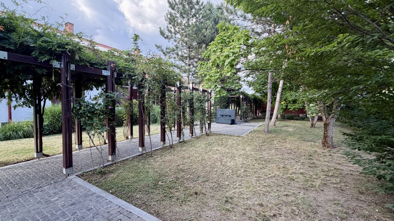 Proprietate exclusivistă cu 7.000 mp teren, piscină și multiple spații adiacente – fotografia 34 din 34