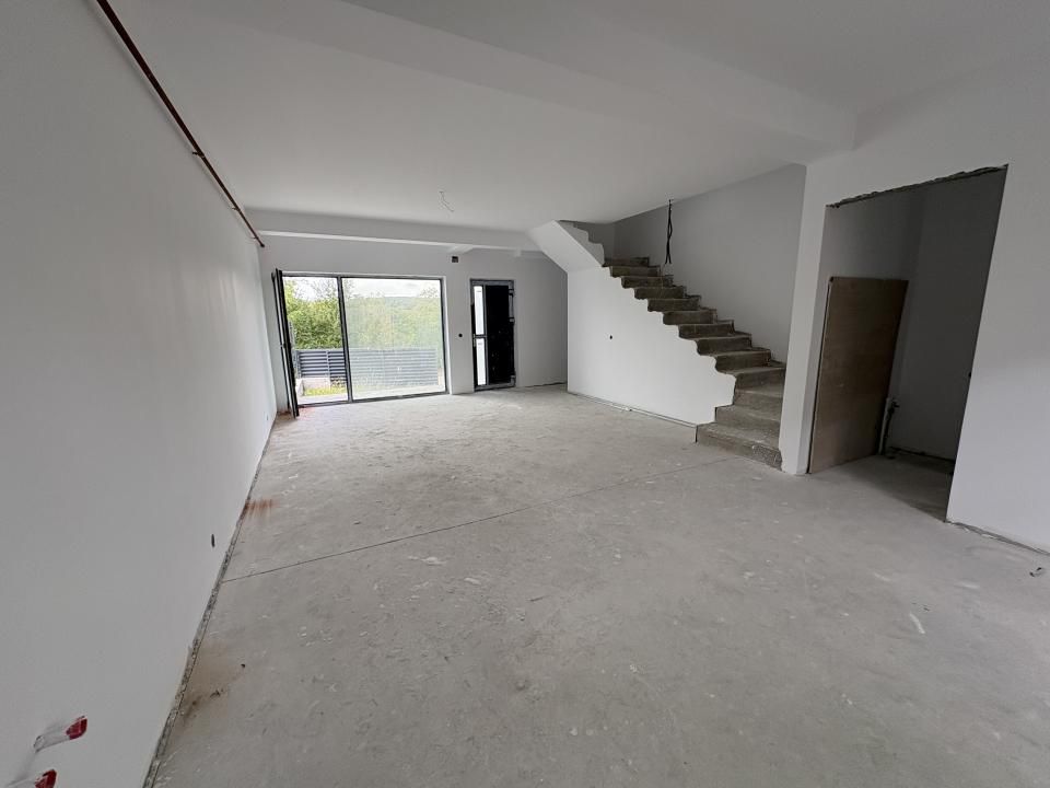 Casă de vânzare într-un triplex I Smeura, strada Olteni I 97.000 euro – fotografia 3 din 11