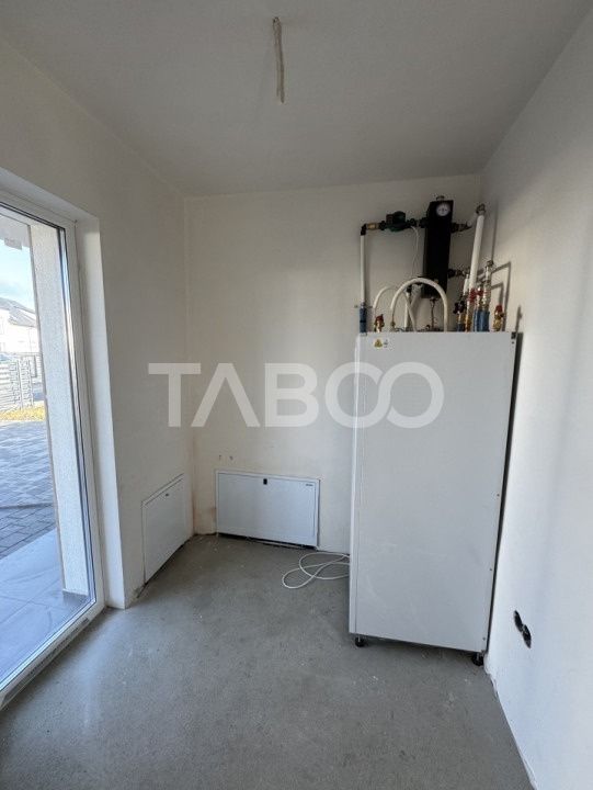 Casa individuala de vanzare cu teren generos- predare la alb – fotografia 9 din 15