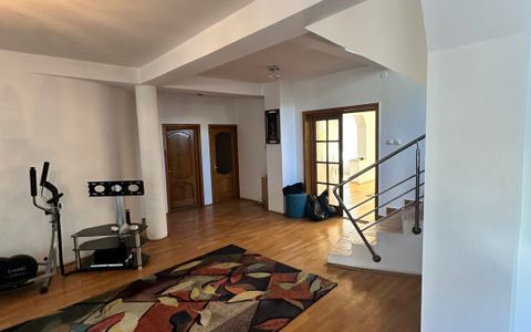 Oportunitate de investiție! Casă de vanzare, cu 8 camere, 382 mp, zona Gruia