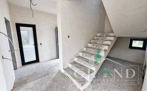 OPORTUNITATE! Casă individuală | 4 camere | 3 băi | Garaj | Teren 450 mp| Dezmir