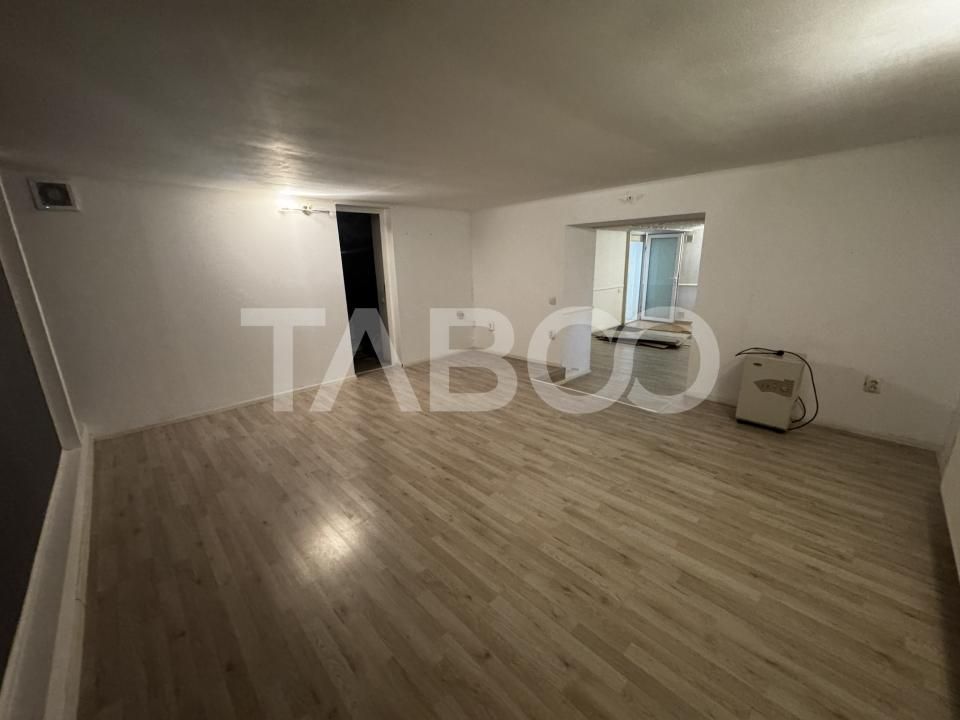Spatiu comercial de inchiriat cu 4 camere 85 mpu Central Sibiu – fotografia 7 din 12