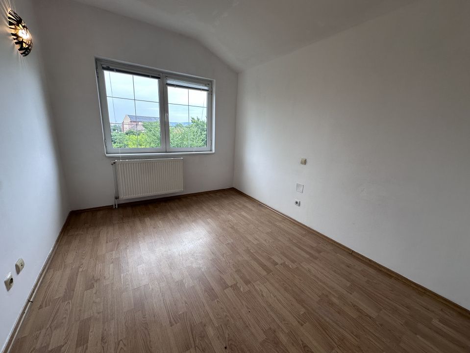 CASA DE INCHIRIAT I 4 CAMERE I 2 BAI I BUCATARIE I CETATE I NEMOBILATA – fotografia 2 din 18
