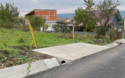 Teren intravilan generos cu utilitati si front larg in Jucu de Sus