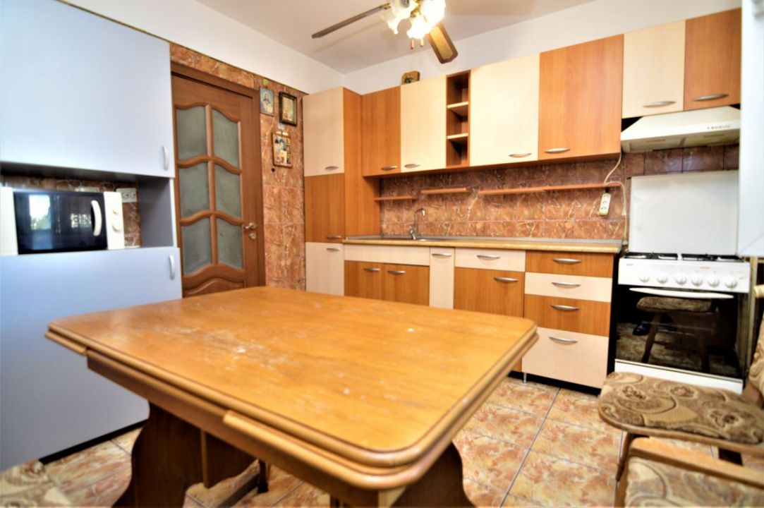 INCHIRIERE APARTAMENT 3 CAMERE VITAN-FOISORULUI – fotografia 17 din 26