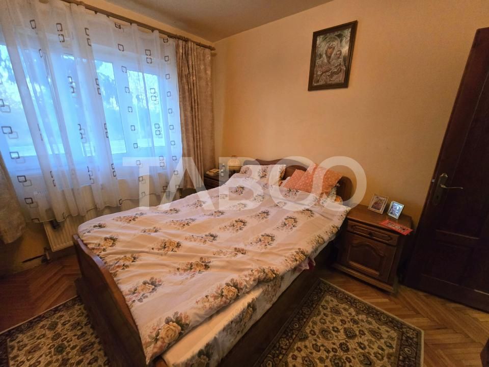 Apartament 3 camere decomandat 72 mpu 2 bai pivnita Vasile Aaron Sibiu – fotografia 9 din 12