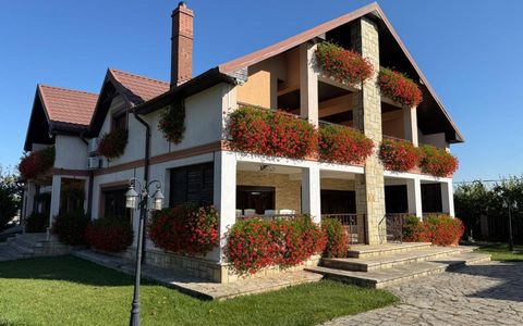 Casa de vânzare cu 10 camere | Teren 5.300 mp | Roman, Neamț