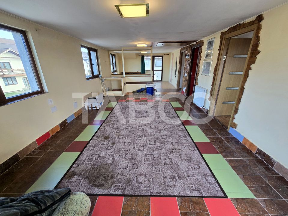 Casa de vanzare cu 6 camere 2 parcari curte libera 200 mp in Selimbar – fotografia 1 din 24