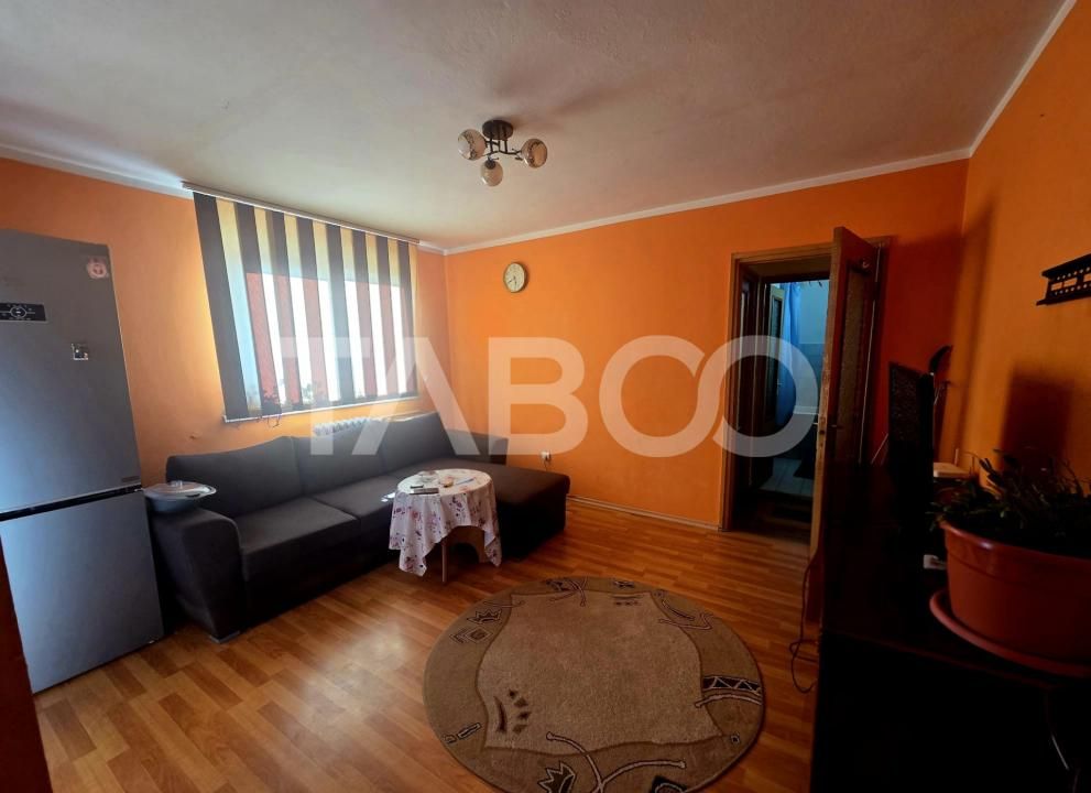 Apartament 3 camere semidecomandat etaj 3 zona 13 Decembrie 50 mpu – fotografia 2 din 9