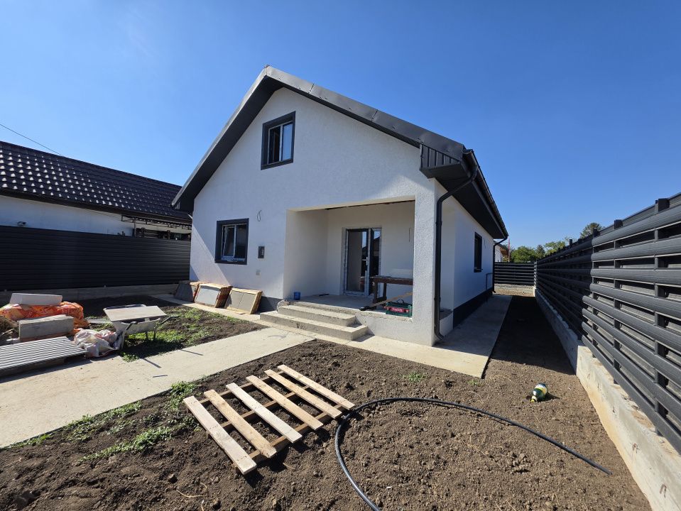 Oportunitate! Casa la sol, 3 camere, posibilitate de mansardare, Valu lui Traian – fotografia 1 din 10