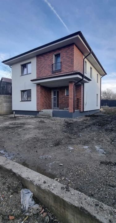 Casă de vânzare în Dezmir locație liniștită, compartimentare practică – fotografia 1 din 5