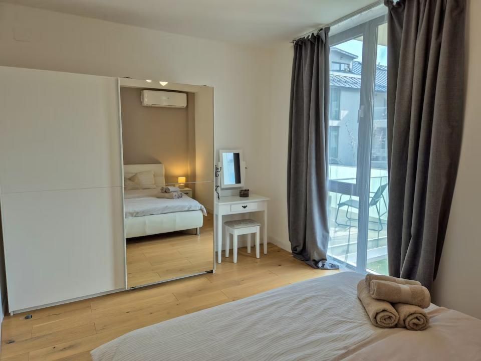 Carmen Sylva Royal Apartments | 2 camere | Gradina-Piscina-Parcare subterana – fotografia 16 din 19