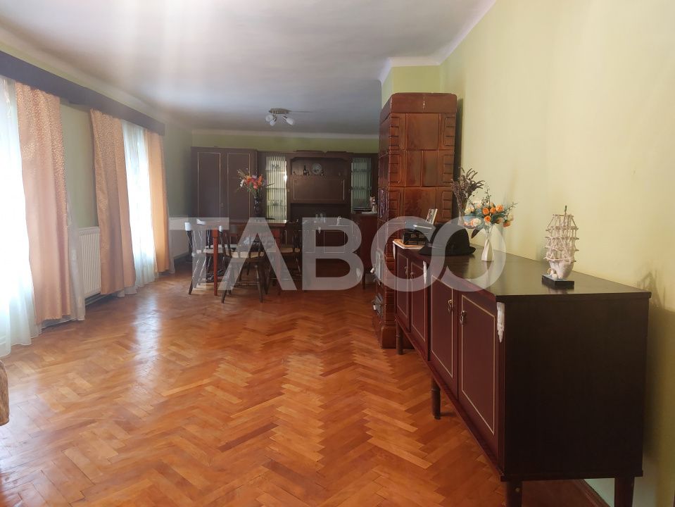 Casa in zona centrala 5 camere 2 bucatarii 3 bai curte comuna Cisnadie – fotografia 12 din 28