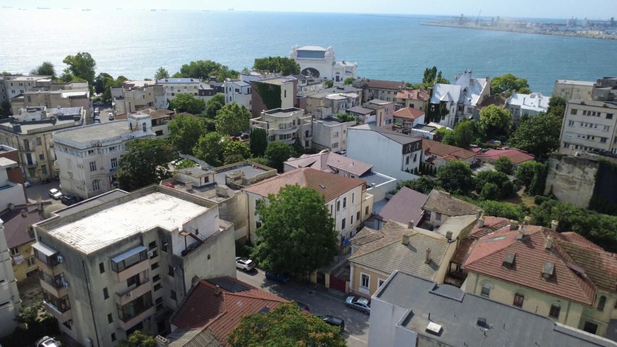 Una dintre puținele clădiri individuale cu curte proprie din Peninsula Constanța – fotografia 2 din 21
