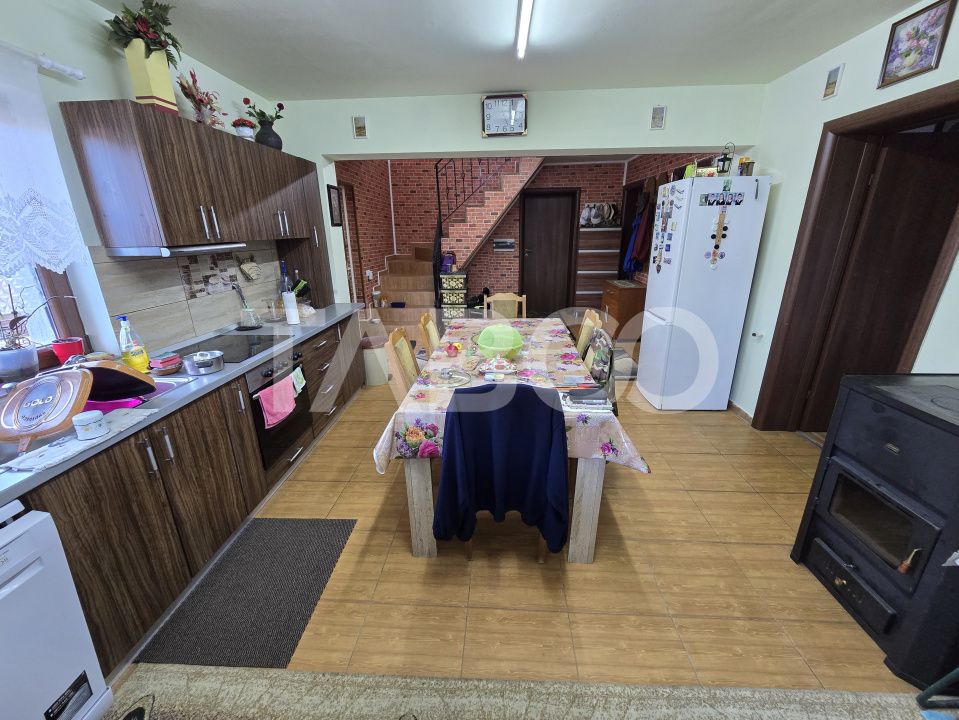 Casa de vanzare cu 6 camere 2 parcari curte libera 200 mp in Selimbar – fotografia 17 din 24