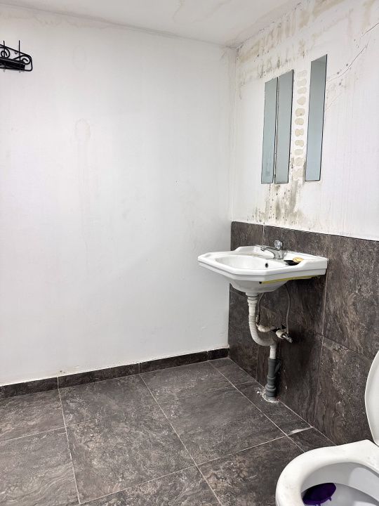 HALA DE INCHIRIAT I 150 MP I ALBA IULIA I GRUP SANITAR I BIROU I – fotografia 7 din 13