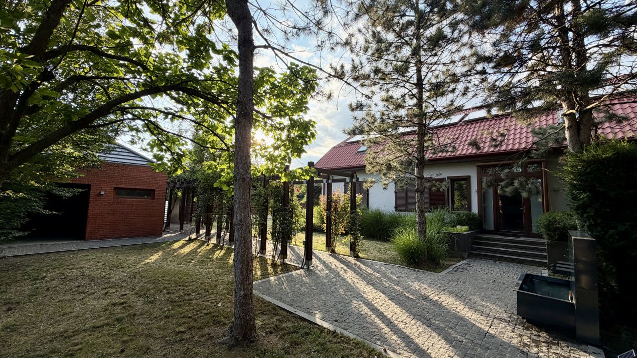 Proprietate exclusivistă cu 7.000 mp teren, piscină și multiple spații adiacente – fotografia 3 din 34