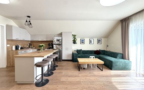 Apartament spatios, 3 camere, pod amenajat, zona centrala Dumbravita