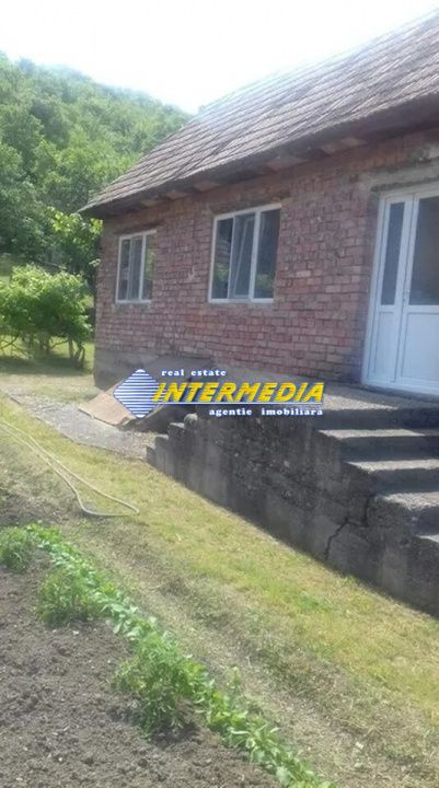 Vand casa pe Parter  cu gradina si teren 2000 mp. si utilitati – fotografia 1 din 6