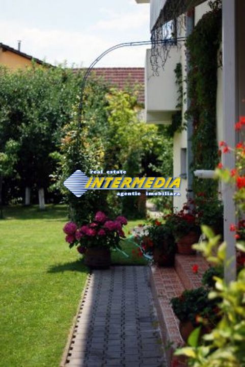 Casa superba de vanzare cu 8 camere in Alba Iulia zona Centrala – fotografia 9 din 13