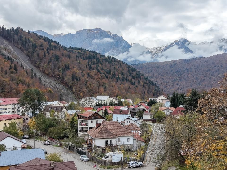 Vilă D+P+1+Pod în Azuga – Vedere Spectaculoasă spre Varful Cazacu – fotografia 35 din 61