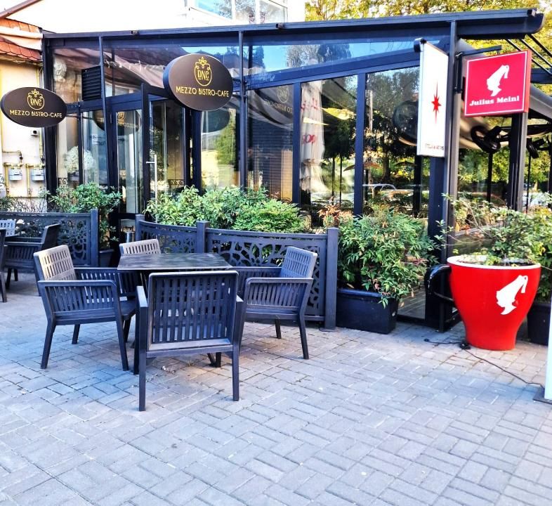 CAFENEA & RESTAURANT BISTRO DE VANZARE –  CENTRUL VECHI TARGOVISTE – fotografia 1 din 11