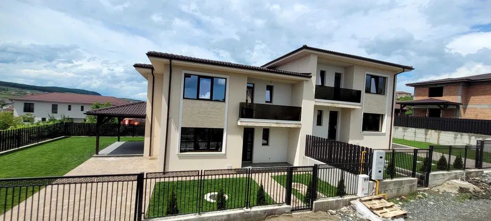 Casă modernă la intrare în Chinteni – zonă superbă, cu priveliște – fotografia 1 din 13