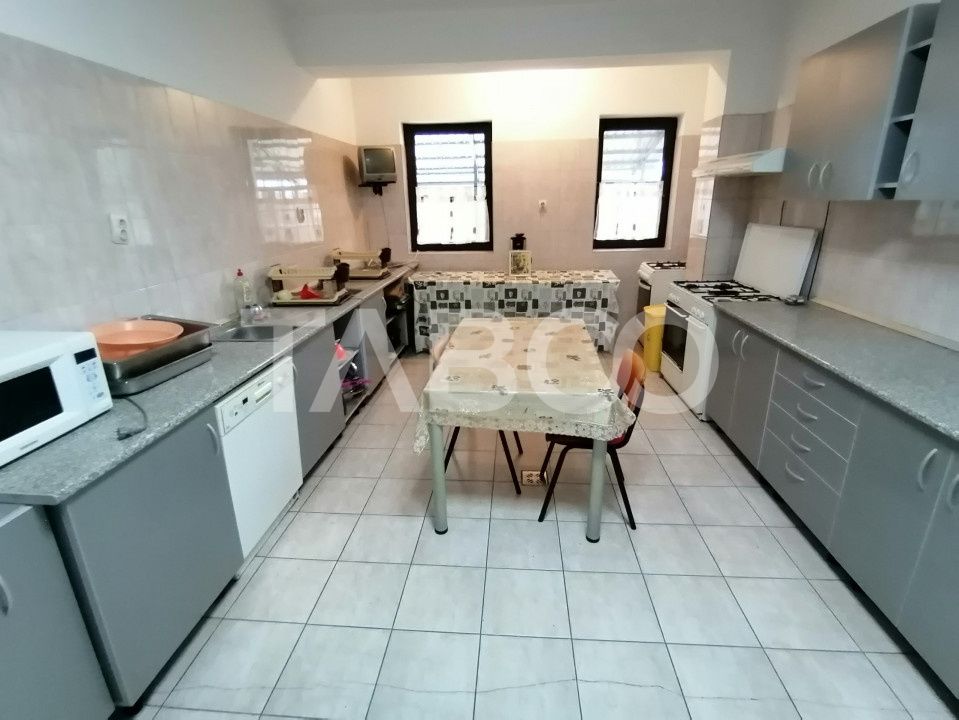 Pensiune 13 camere 16 bai sauna piscina si teren 1565 mp Cisnadioara – fotografia 22 din 42