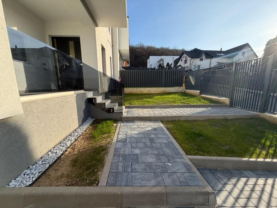 Duplex semifinisat, 119 mp utili, teren 375 mp | Dezmir – intrare – fotografia 3 din 5