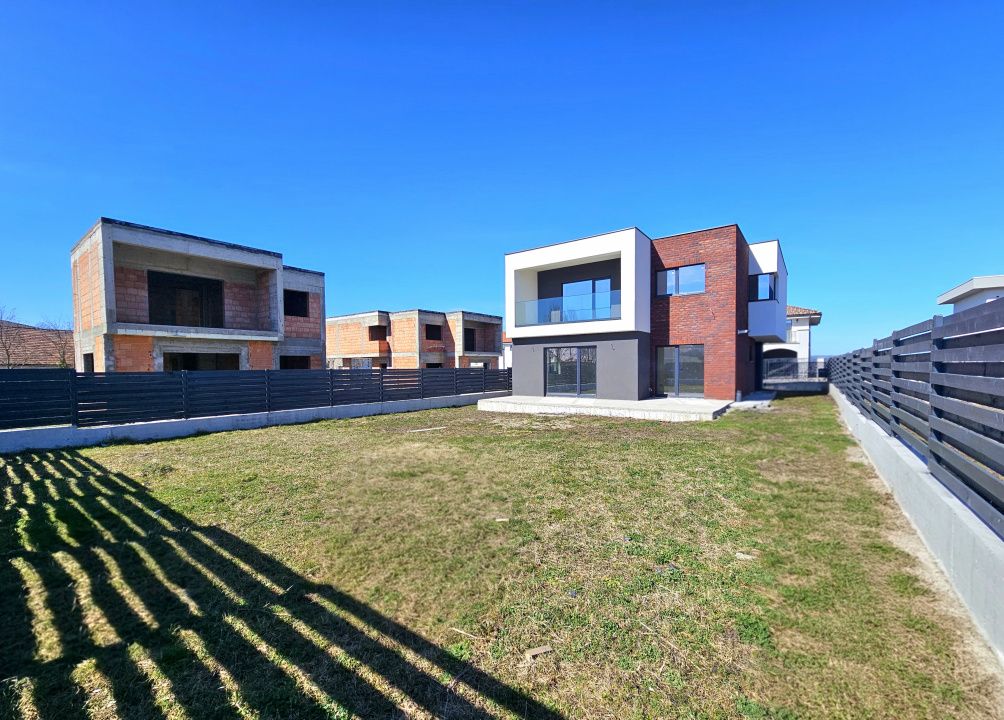 Locuinta moderna cu design cubic si curte plana in Dezmir – fotografia 1 din 16
