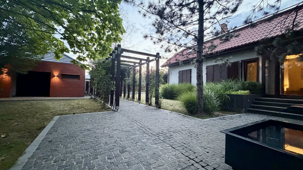 Proprietate exclusivistă cu 7.000 mp teren, piscină și multiple spații adiacente – fotografia 24 din 34