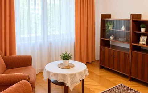 Apartament cu 3 camere, 2 bai, in Centru Civic, vintage, langa Palas