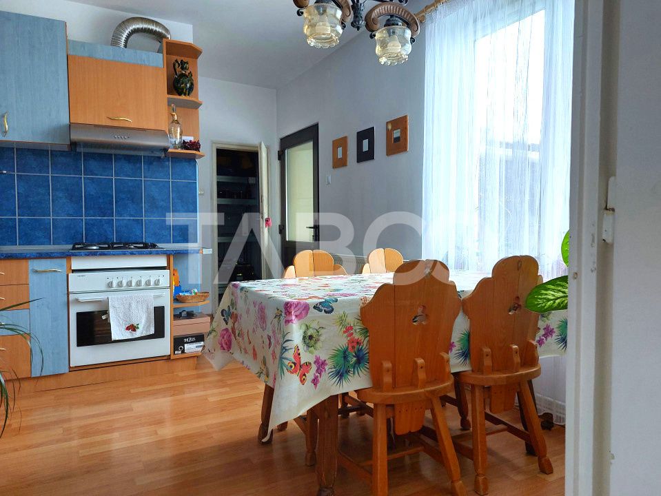 Casa si curte pretabila pentru 2 familii 980 mp teren liber Cisnadie – fotografia 1 din 32