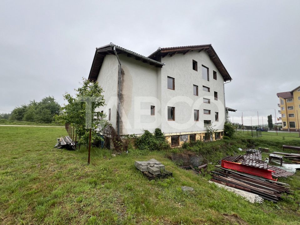 Pensiune  la Rosu480 mp de vanzare Statiune Climaterica Sambata de Sus – fotografia 1 din 9