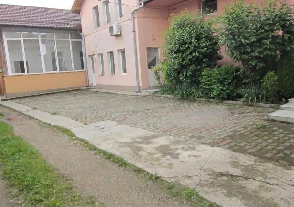 Apartament la casă cu curte și loc de parcare – zonă ultracentrală – fotografia 3 din 7