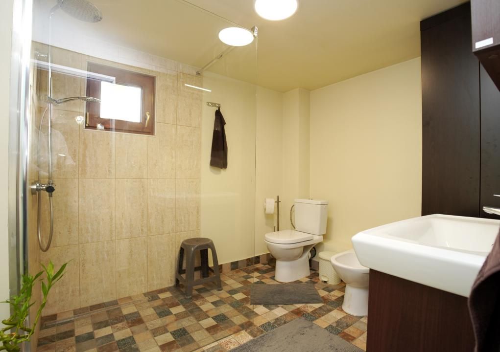 Vilă 8 Camere | 428 MP | Teren 703 MP | 4 Garaje | Voluntari – fotografia 12 din 27