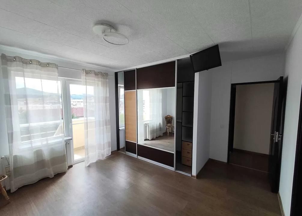 Apartament cu 4 camere, 112 mp + pod de 50 mp, 3 balcoane și 2 parcări – fotografia 4 din 5