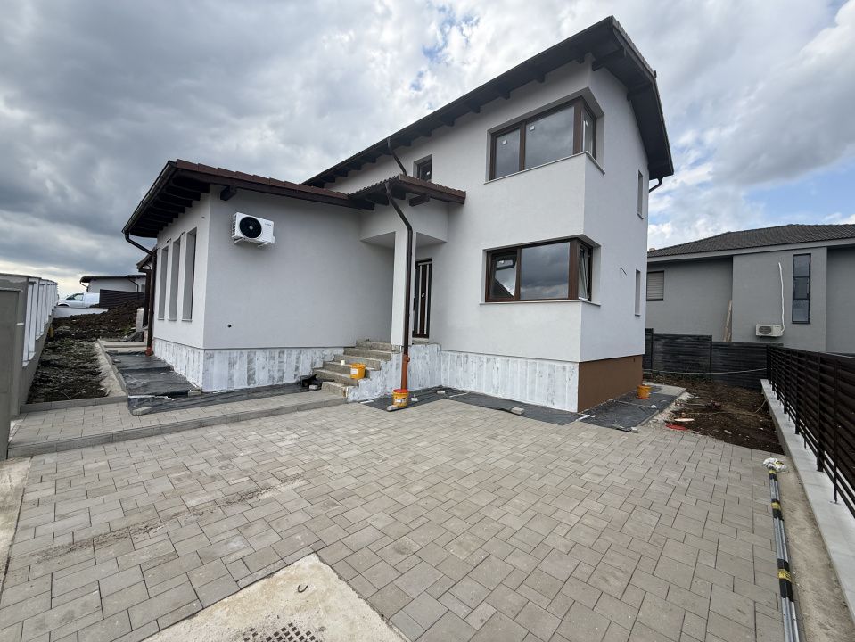 Casă modernă în cartier nou, 130mp utili, teren 610 mp | Dezmir – fotografia 1 din 11