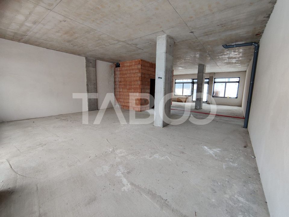 Spatiu comercial open space generos stradal cu vitrine Turnisor Sibiu – fotografia 1 din 8