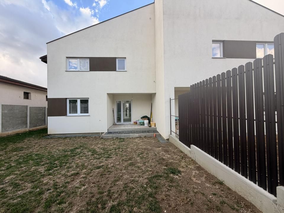 1/2 Duplex cu 4 camere - zona linistita in Giarmata Mare – fotografia 2 din 17