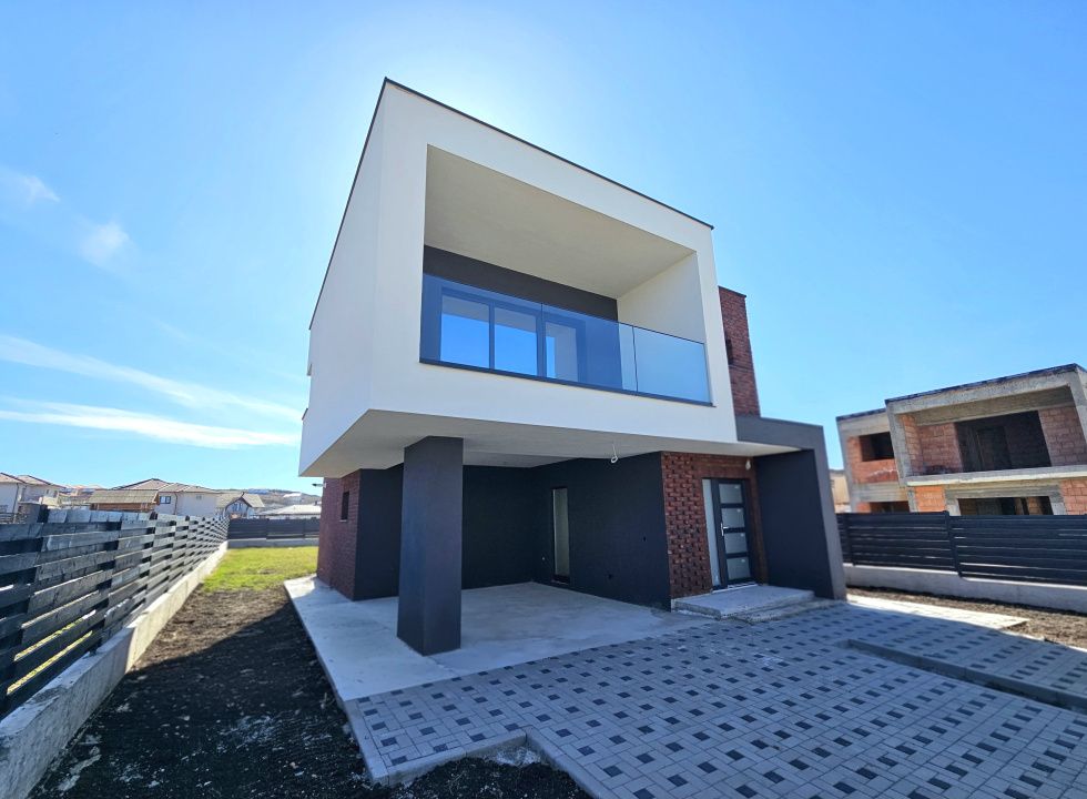 Locuinta moderna cu design cubic si curte plana in Dezmir – fotografia 2 din 16