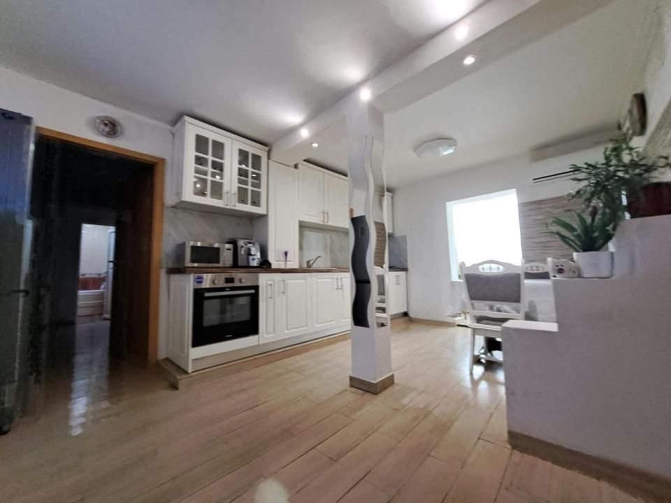 Apartament cu 3 camere - Zona Lipovei – fotografia 1 din 8