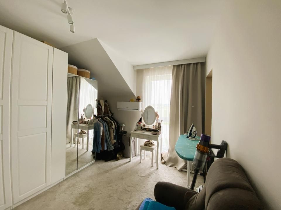 Duplex cu 4 camere 2 bai si curte libera 200 mp in Cisnadie – fotografia 5 din 19