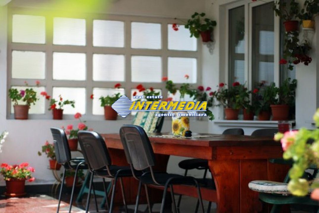 Casa superba de vanzare cu 8 camere in Alba Iulia zona Centrala – fotografia 12 din 13